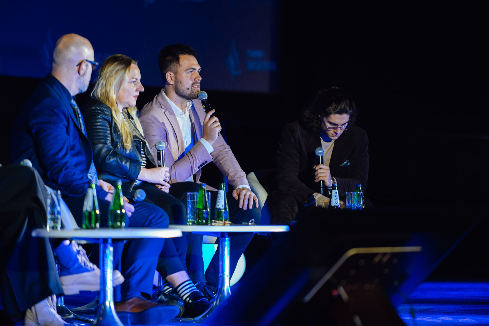 Sebastian Peret podczas panelu dyskusyjnego z mikrofonem