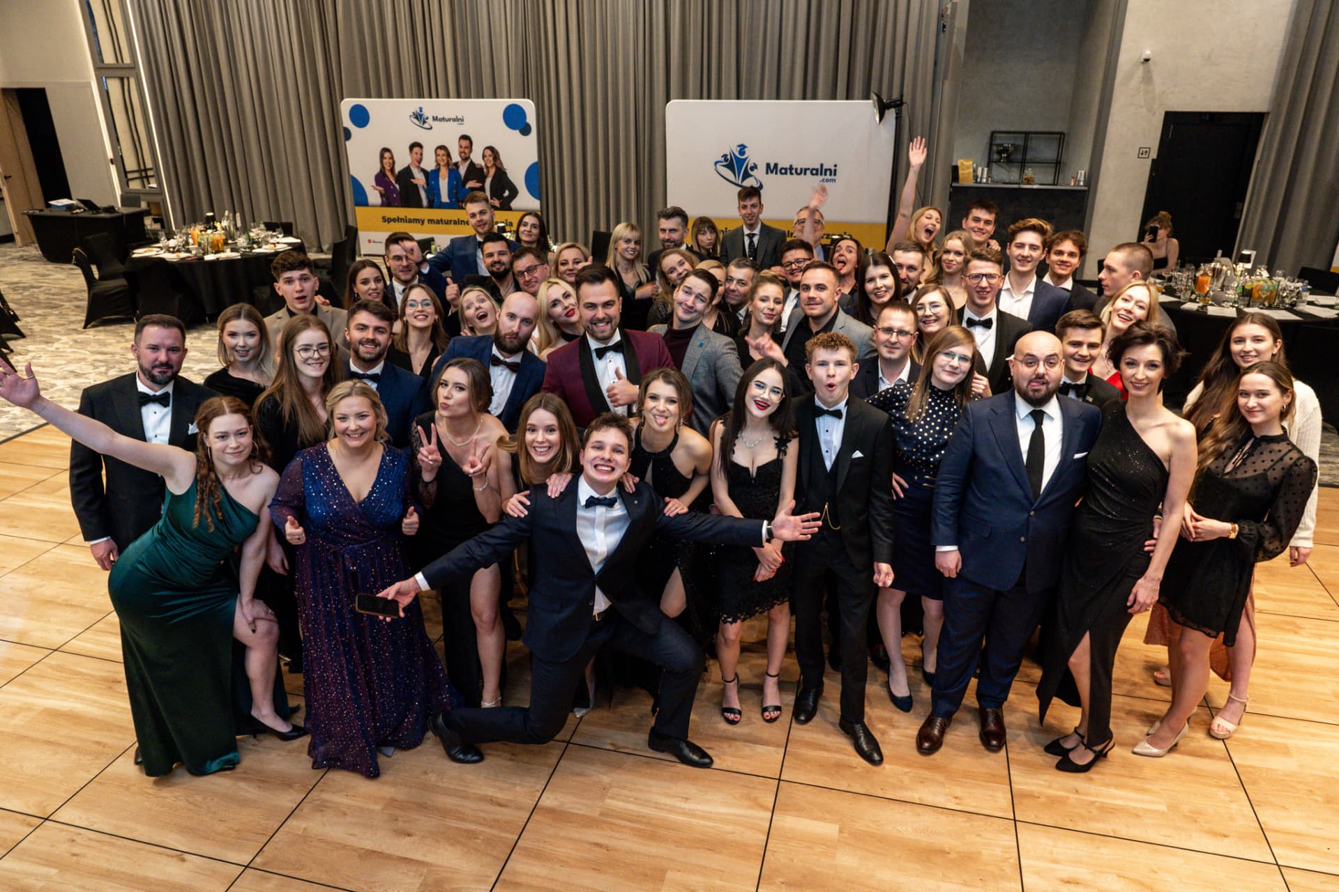 Gala Maturalnych — zespół firmy w strojach wieczorowych