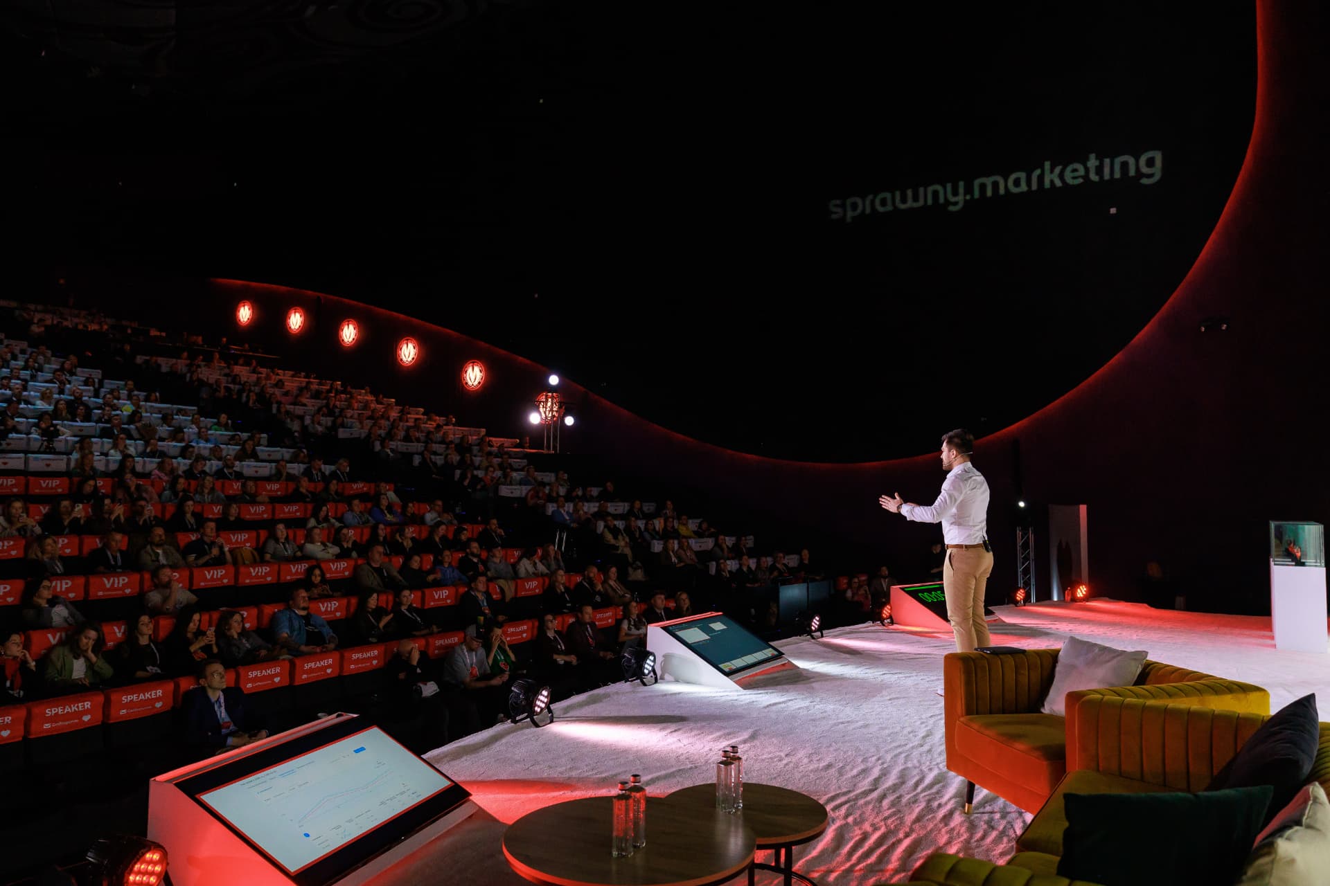 Sebastian Peret podczas prelekcji na konferencji marketingowej