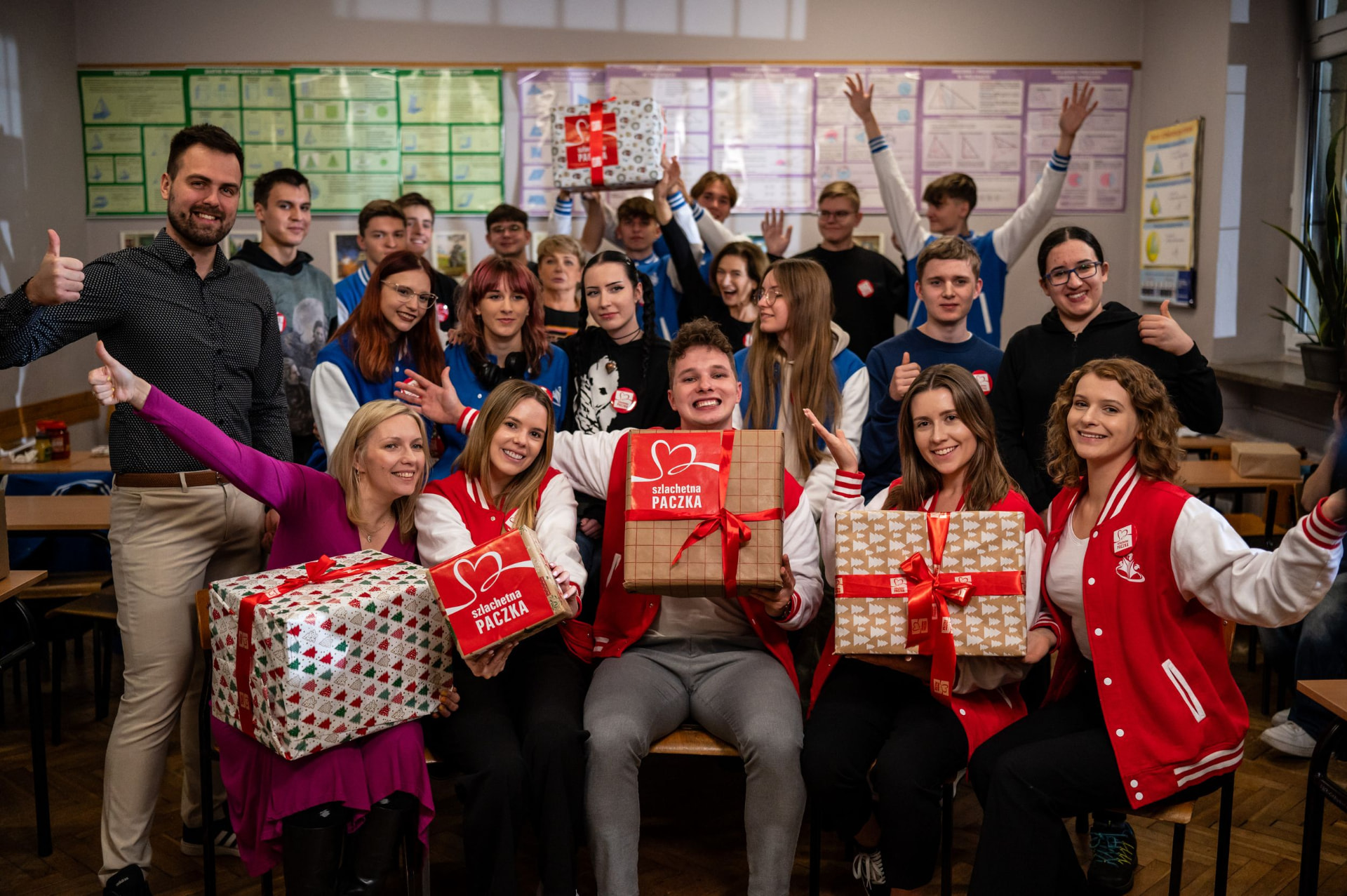 Uczniowie i zespół z paczkami przygotowanymi w ramach Szlachetnej Paczki